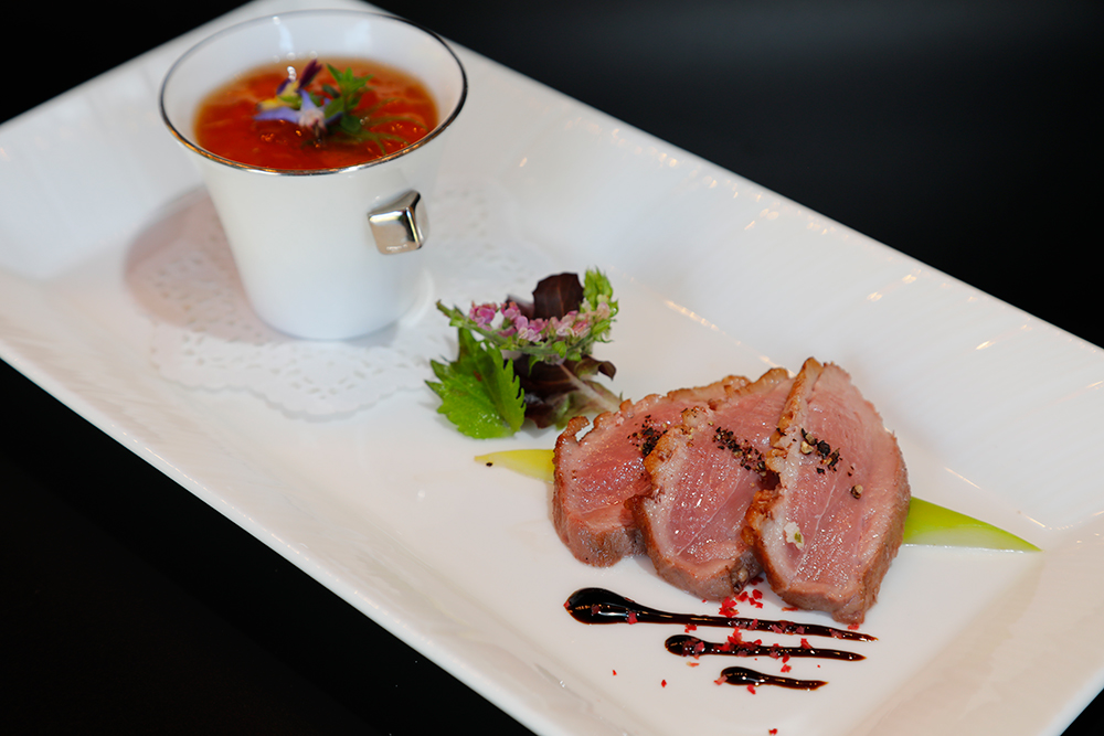 南瓜のムース　コンソメジュレと低温調理した鴨胸肉ロースト