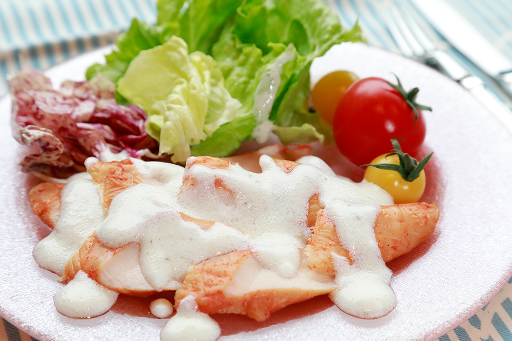 ZiZiスモークチキン。ヨーグルトソースをかけて