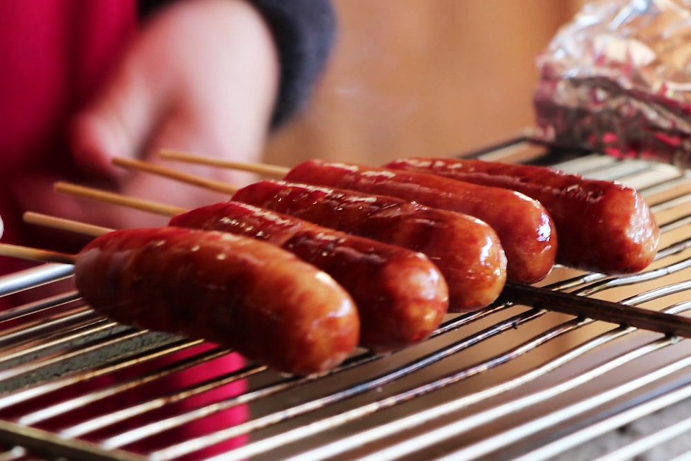 ぷちっ、じゅわ〜!これを食べなきゃ始まらない。肉汁のはじけるフランクフルト。