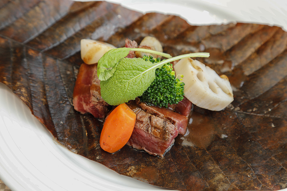 国産牛のグリル　ホウ葉包み