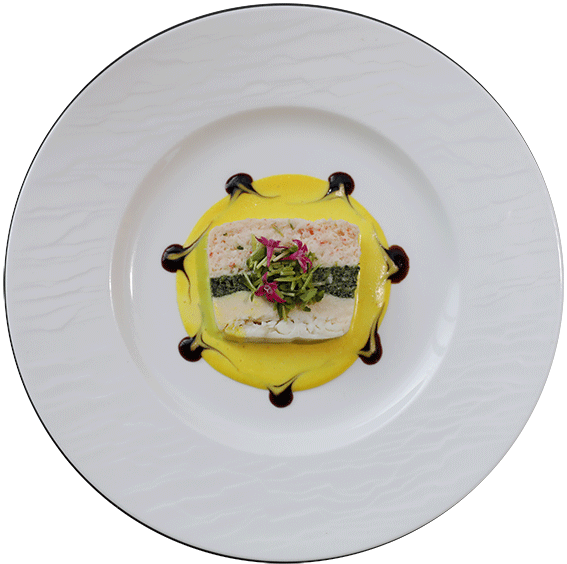 ヒラメと紅ズワイ蟹とほうれん草の温かいテリーヌ サフラン入りヴァンブランソース
